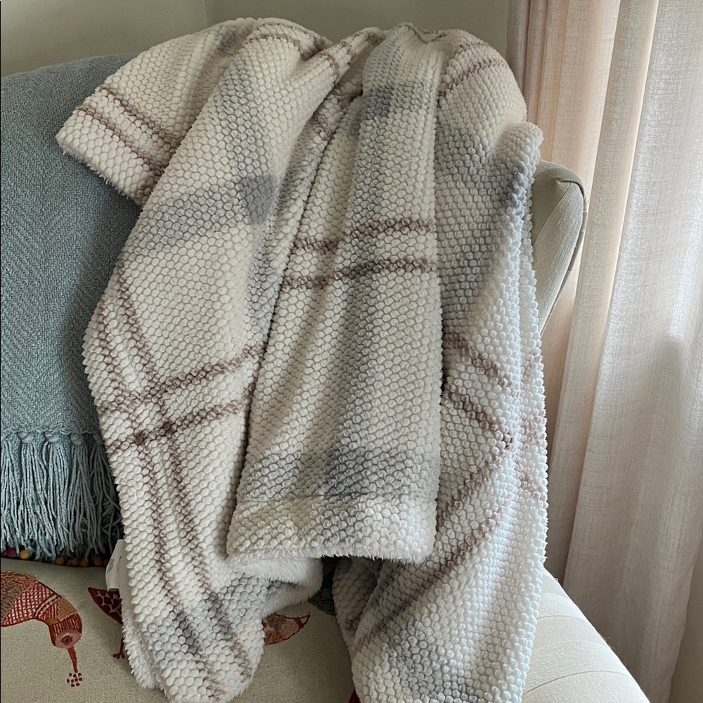 Elegant Beige Plaid Throw Blanket